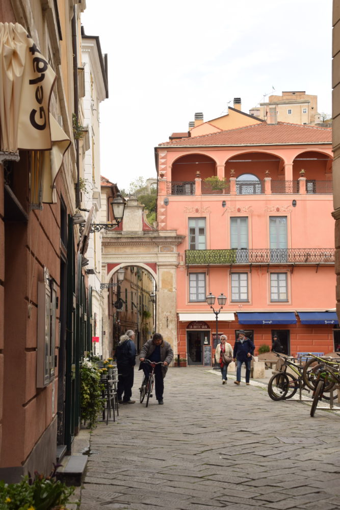 Finalborgo5-667x1000 - Finalborgo, uno de los pueblos medievales más bonitos y mejor conservados de Italia