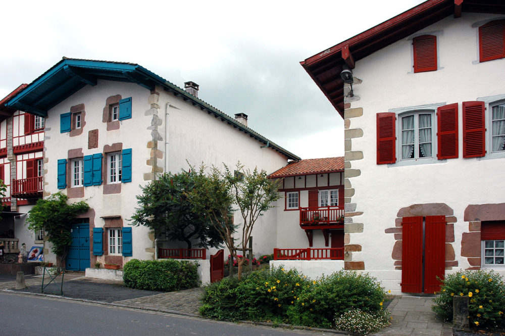 France_Aquitaine_Pyrenees_Atlantiques_Ainhoa_wikimedia-1000x665 - El hermoso pueblo francés que limita con España, tiene preciosas casitas y un bosque de cuento