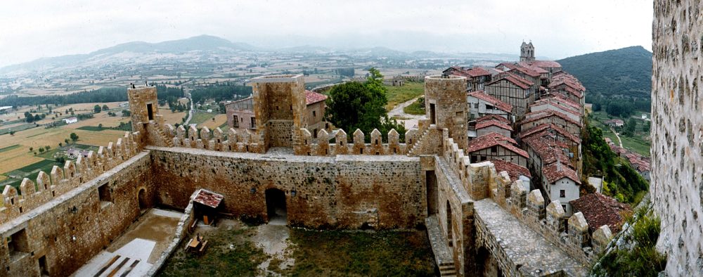 Frias-Espana-Wikimediacommons-LBM1948-1-1000x394 - Es la ciudad más pequeña de España, tiene 250 habitantes y un castillo de cuento