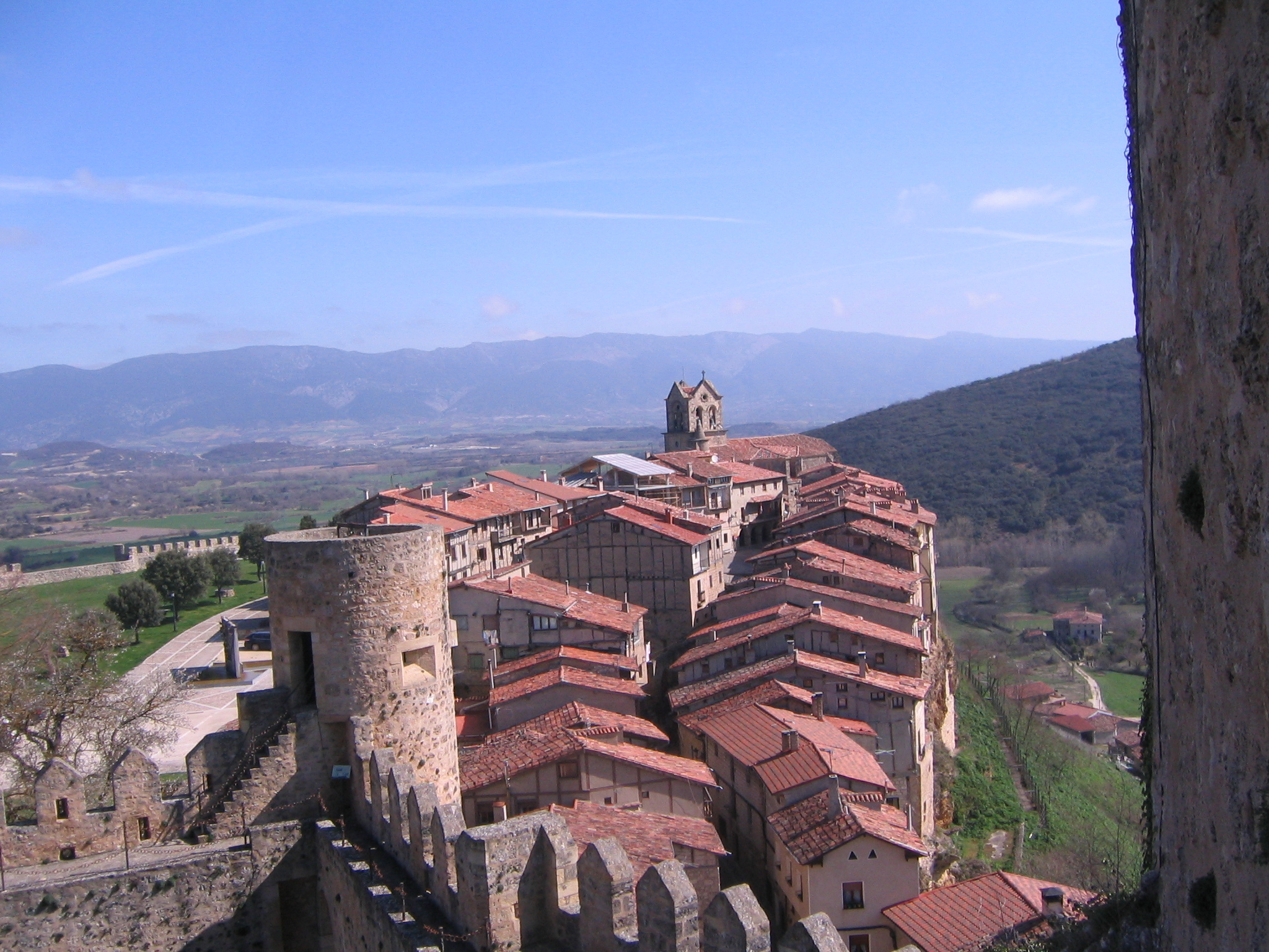 Es la ciudad más pequeña de España, tiene 250 habitantes y un castillo de cuento
