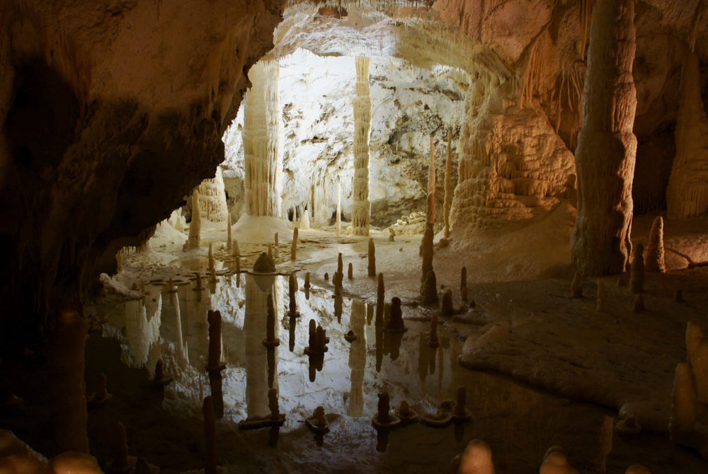 Este pueblito de 1000 habitantes tiene preciosas grutas y un restaurante con estrella Michelin