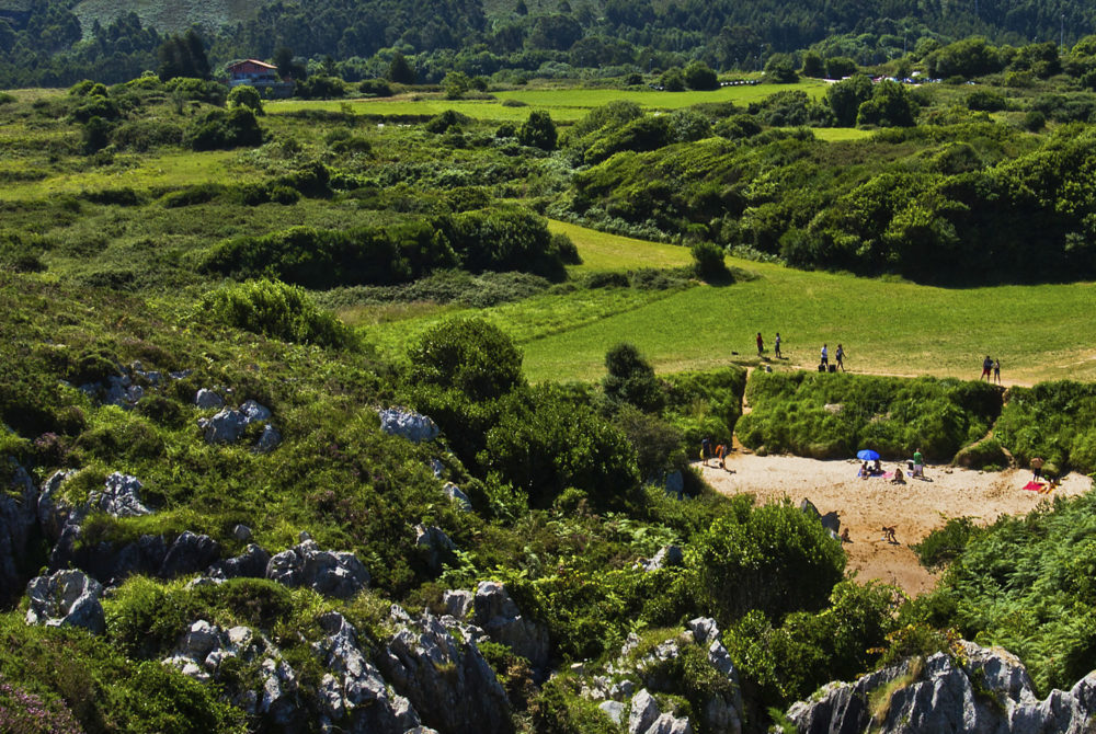 Gulpiyuri-Alrededor-Espana-1000x670 - La playa más pequeña del mundo está en Asturias, es muy hermosa y debes conocerla
