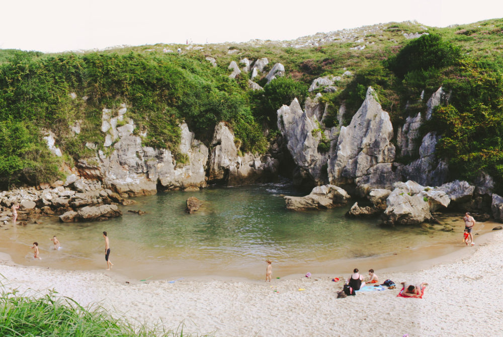Gulpiyuri-Playa-Espana-1000x670 - La playa más pequeña del mundo está en Asturias, es muy hermosa y debes conocerla