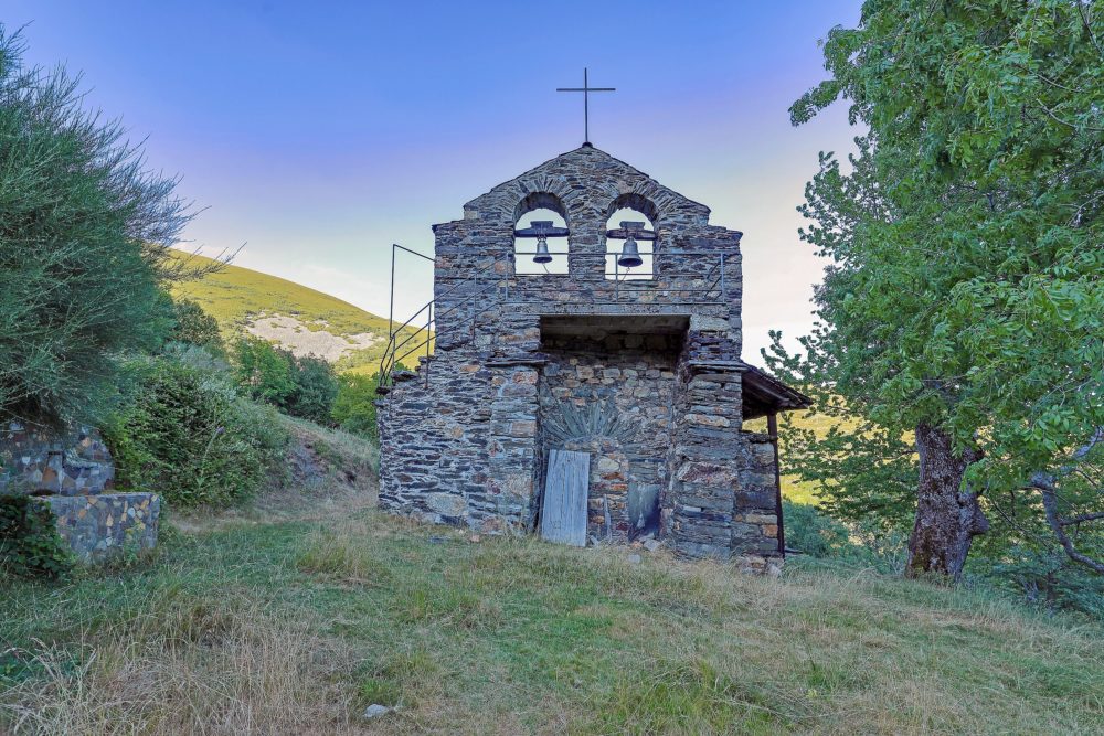 Iglesia-Hovallef-en-Wikimedia-Commons-1000x667 - El pueblo de León que tiene 1 habitante, casi nadie lo visita y hay paisajes preciosos