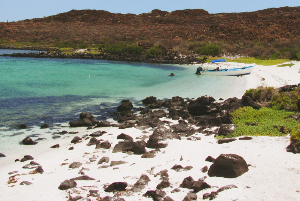 Isla-Coronado-2-1000x670 - La playa poco concurrida de México a la que solo se accede por barco, tiene un volcán inactivo y aguas celestes
