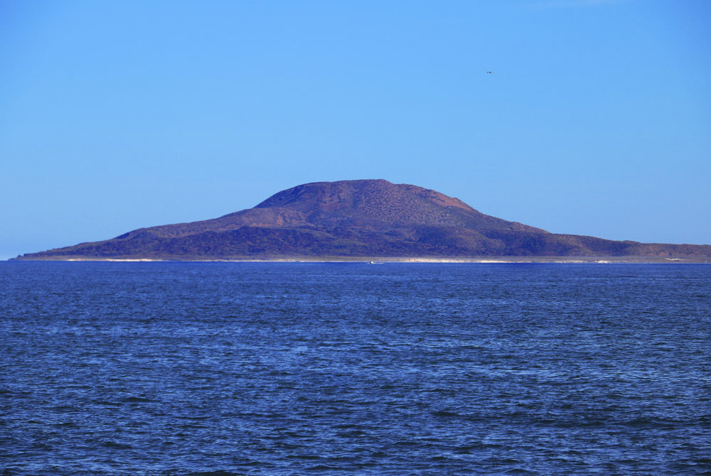 Islas-Coronado-1000x670 - La playa poco concurrida de México a la que solo se accede por barco, tiene un volcán inactivo y aguas celestes