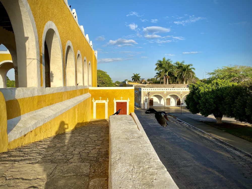El bonito Pueblo Mágico con casas amarillas que resguarda importantes sitios arqueológicos mayas y está a 3 horas de Cancún