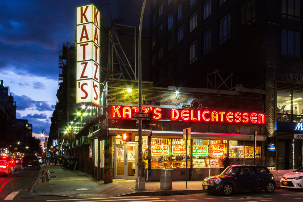 Katzs-Delicatessen-Photo-Matthew-Penrod-NYC-and-Company-1000x667 - La guía definitiva de Manhattan, para que vivas la ciudad como un neoyorquino