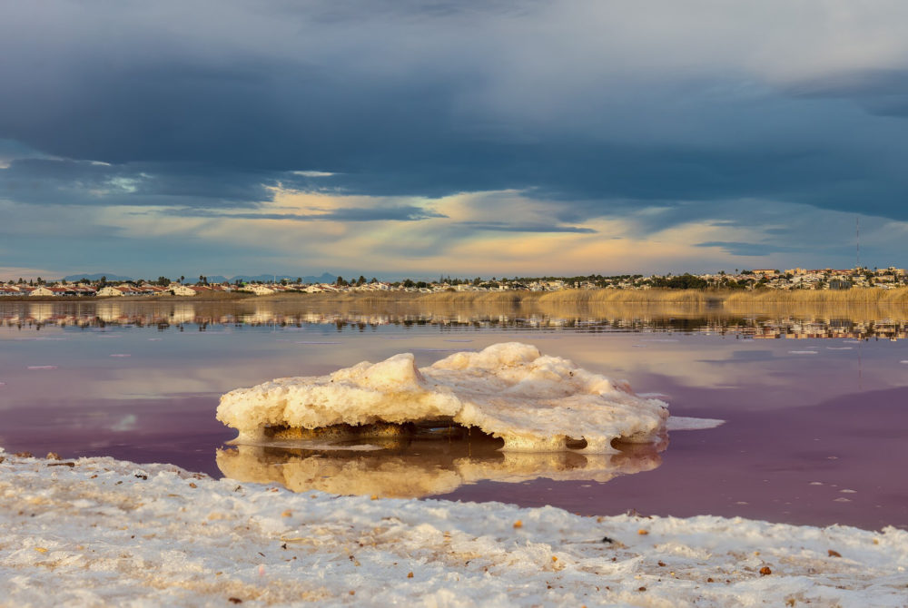Laguna-Salada-Torrevieja-1000x670 - El lago con aguas de color rosa que está en Alicante y tiene propiedades terapéuticas