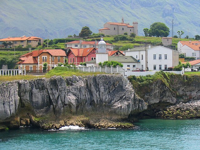 Llanes-Asturias-Wikimediacommons-TomasSenabre - El hermoso pueblito costero de Asturias con preciosas playas y un restaurante con estrella Michelin