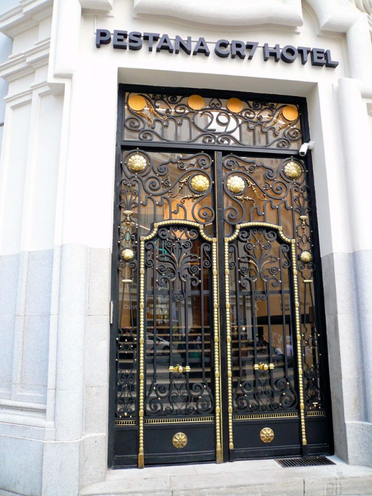 Madrid_-_Hotel_Pestana_CR7_Gran_Via_Gran_Via_29-zarateman-750x1000 - 4 azoteas con encanto que no te debes perder en Madrid