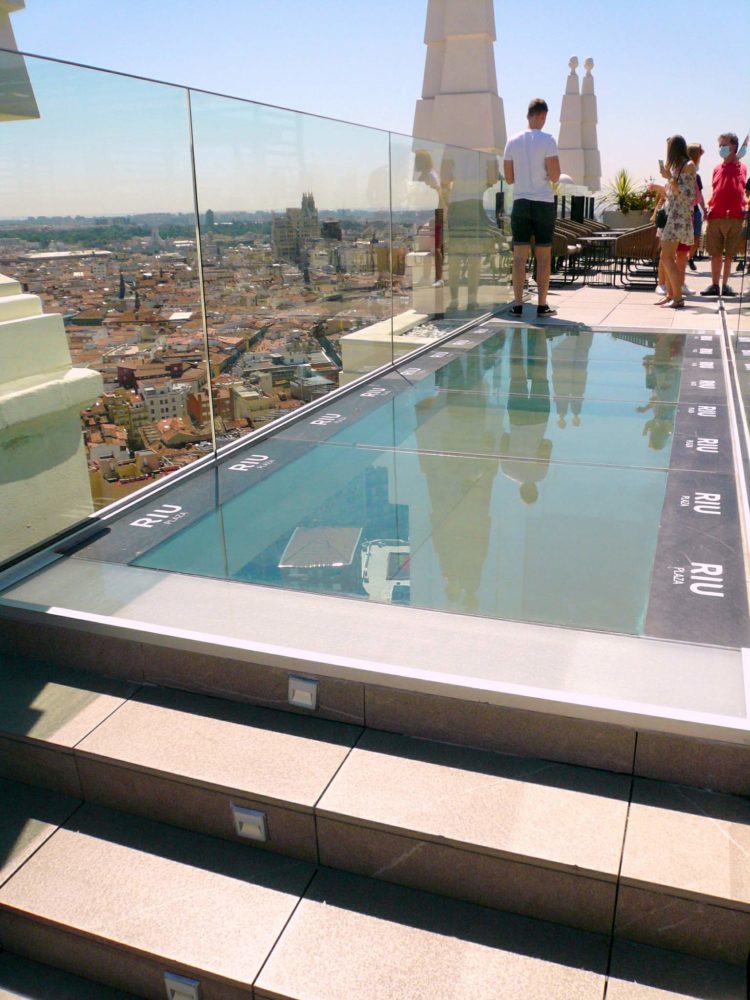 Madrid_-_Sky_Bar_360o_pasarela_sobre_el_vacio_7-zarateman-750x1000 - 4 azoteas con encanto que no te debes perder en Madrid