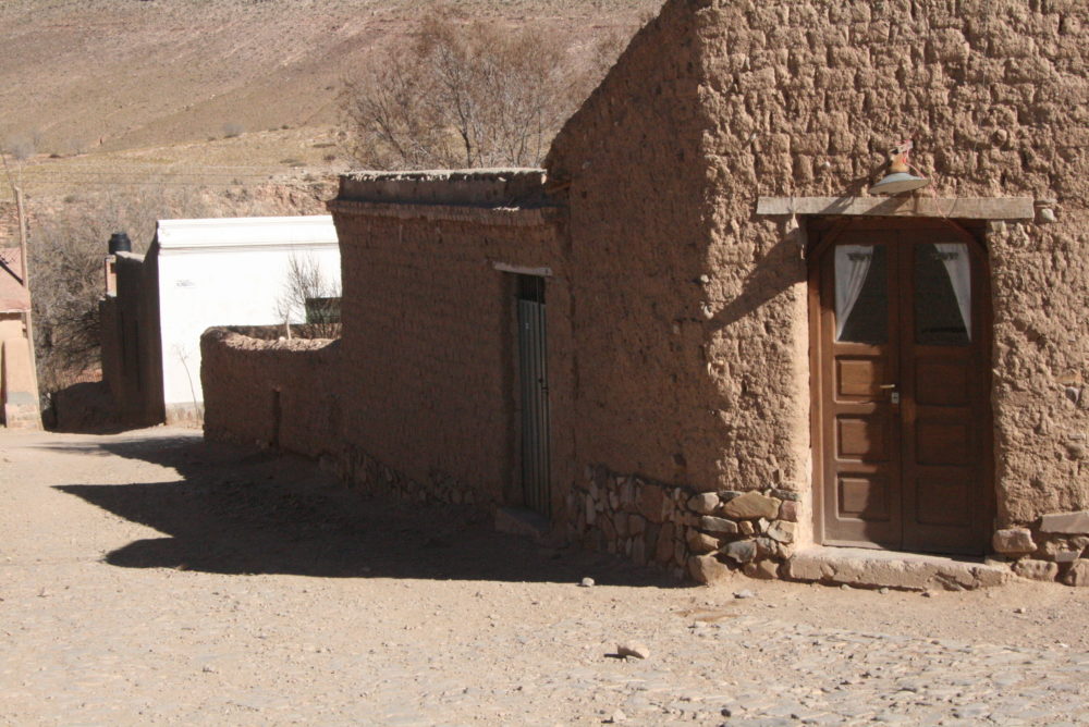 PUEBLO_DE_YAVI_E-carlos-ravazzano-wikimedia-commons-1000x668 - El pueblito del norte argentino que alberga curiosos petroglifos, tiene hermosos paisajes y es muy tranquilo