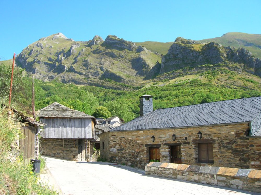 Está a 2 horas de León, es un pueblito de 15 habitantes con paisajes montañosos salidos de cuento y tiene hermosas casitas