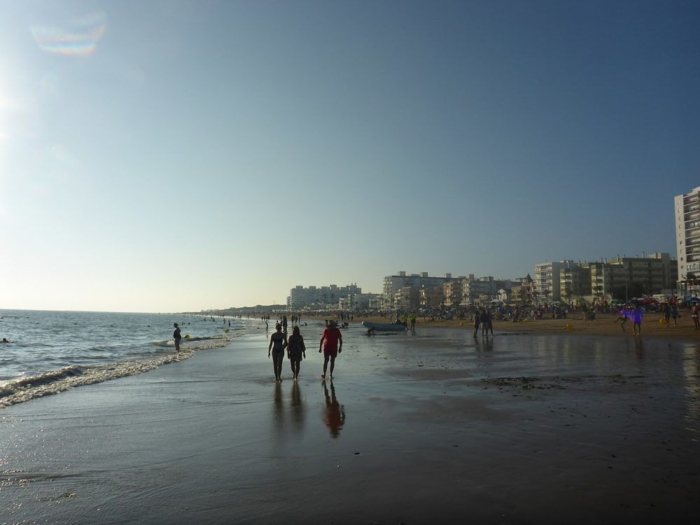 Playa-La-Costilla-El-Pantera-en-Wikimedia-Commons-1000x750 - La preciosa playa a 1 hora de Sevilla con hermosos paisajes e ideal para hacer deportes acuáticos