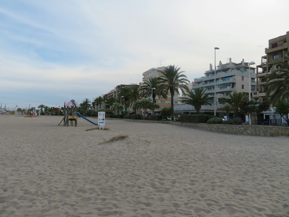 Playa_urbana_del_Puerto_de_Sagunto_Valencia-1000x750 - El hermoso pueblo histórico a 30 minutos de Valencia para visitar en pareja