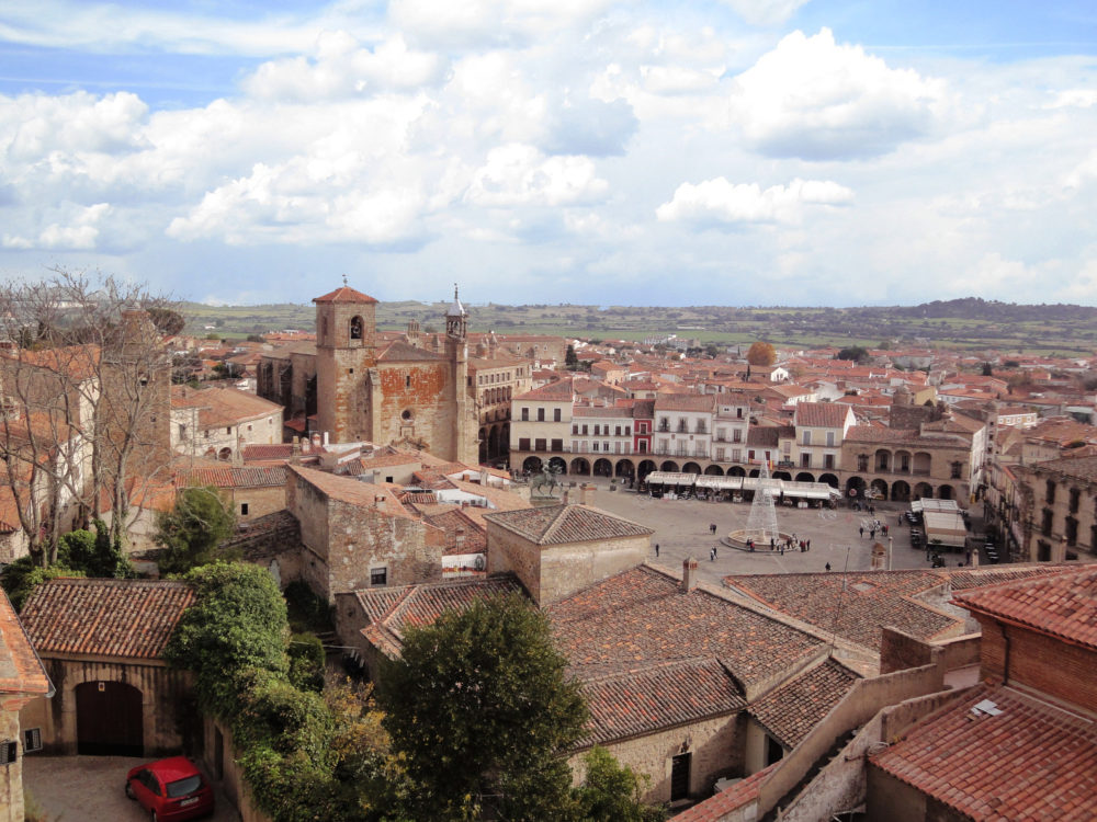 Plaza_Mayor_Trujillo-Caceres-Juan-Carlos-MG-Wikimedia-Commons-1000x750 - Qué hacer en un día en Cáceres: lugares y secretos de esta bonita ciudad a pocas horas de Madrid