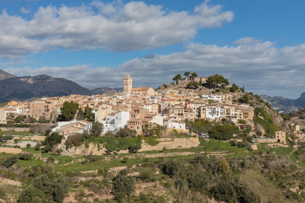 Polop-Diego-Delso-en-Wikimedia-Commons-1000x667 - Rastros de la Comunidad Valenciana: cuáles son los 3 mejores