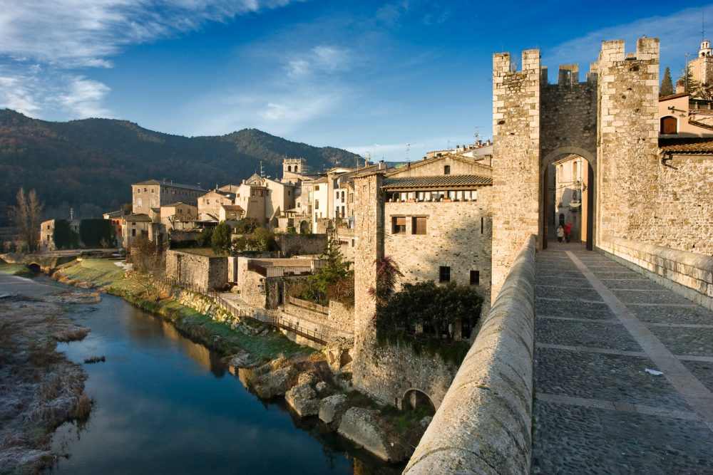 Pont_Besalu_Mikipons-wikimediacommons-1000x667 - Es uno de los pueblos medievales más lindos del mundo, está en Girona y en él se filmó una famosa serie de HBO