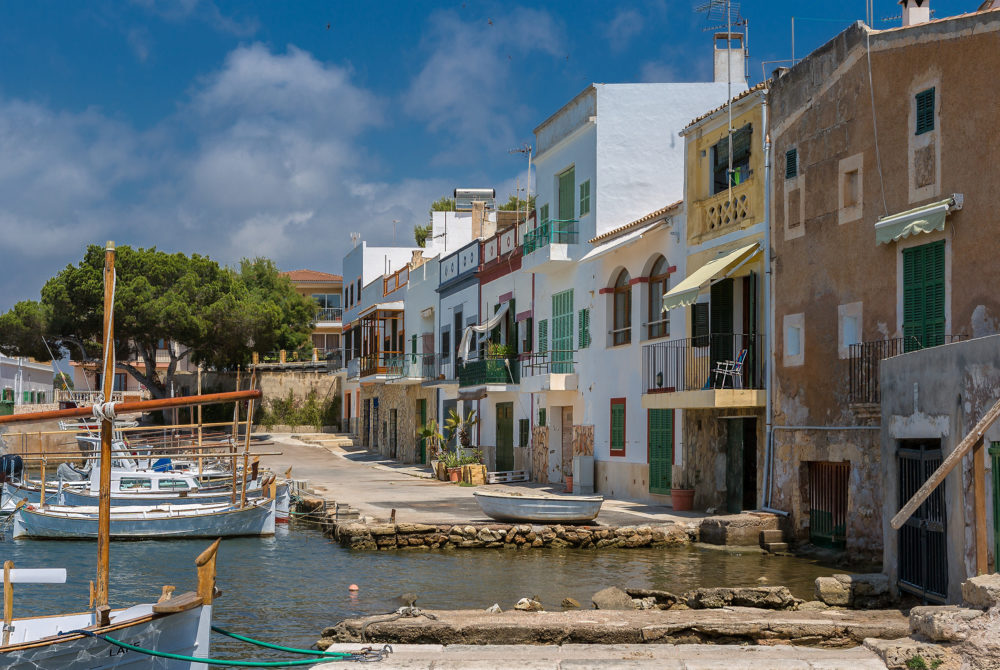 El pueblito que casi nadie visita en las islas Baleares y tiene hermosas playas de arena blanca y aguas turquesas
