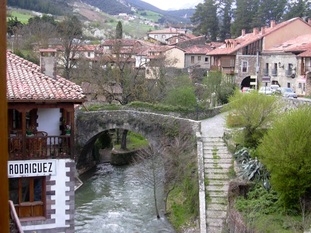 Potes-David-de-Obregon-Sierra-en-Wikimedia-Commons-1000x750 - El pueblito de Cantabria que pocos conocen con los más lindos paisajes y muy tranquilo