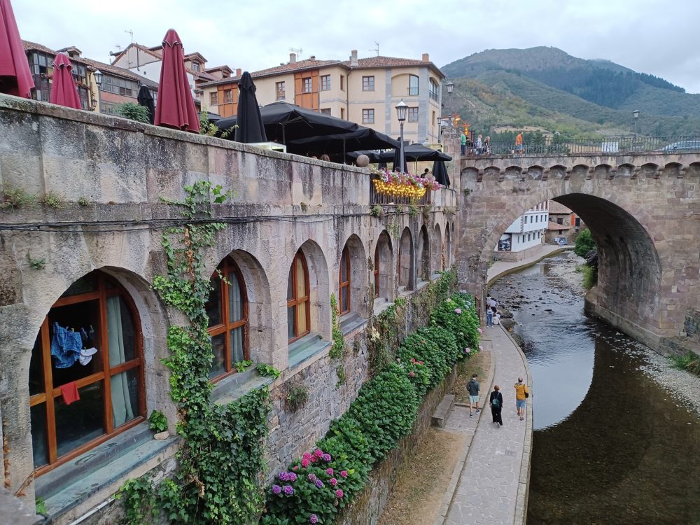 Potes-Simon-Burchell-en-Wikimedia-Commons-1000x750 - El pueblito de Cantabria que pocos conocen con los más lindos paisajes y muy tranquilo