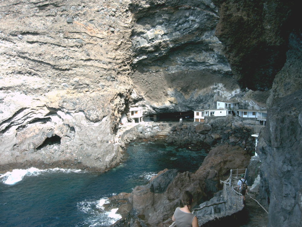 ProisdeCandelaria-Wikimediacommons-HansPeterBalfanz-1000x752 - El pueblito construido dentro de una cueva con paisajes alucinantes de La Palma que es un paraíso