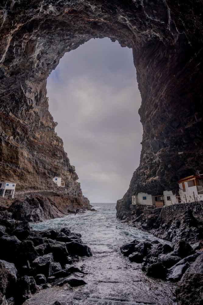 ProisdeCandelaria1-Wikimediacommons-PabloSievert-667x1000 - El pueblito construido dentro de una cueva con paisajes alucinantes de La Palma que es un paraíso