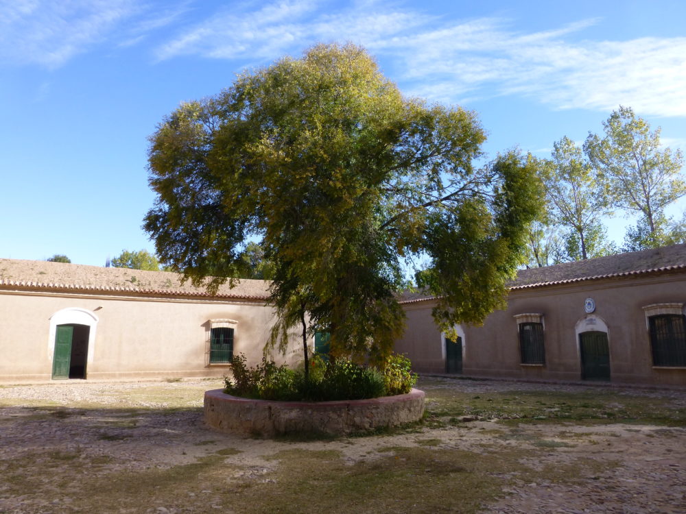Provincia_de_Jujuy_-_Yavi_-_Patio_de_la_Casa_del_Marques-1000x750 - El pueblito del norte argentino que alberga curiosos petroglifos, tiene hermosos paisajes y es muy tranquilo