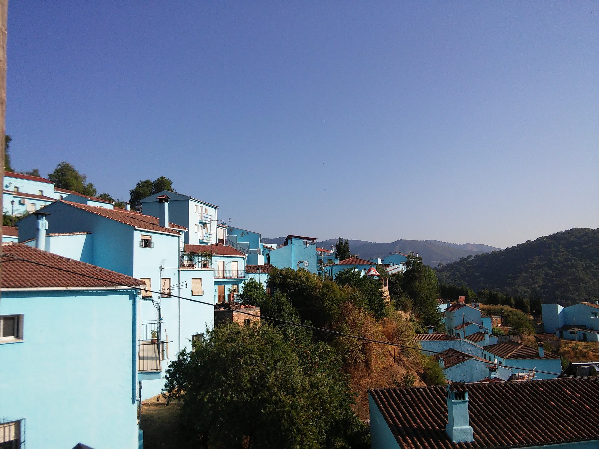 El curioso «Pueblo Pitufo» de Málaga donde todas las casas son azules y sólo viven 240 personas