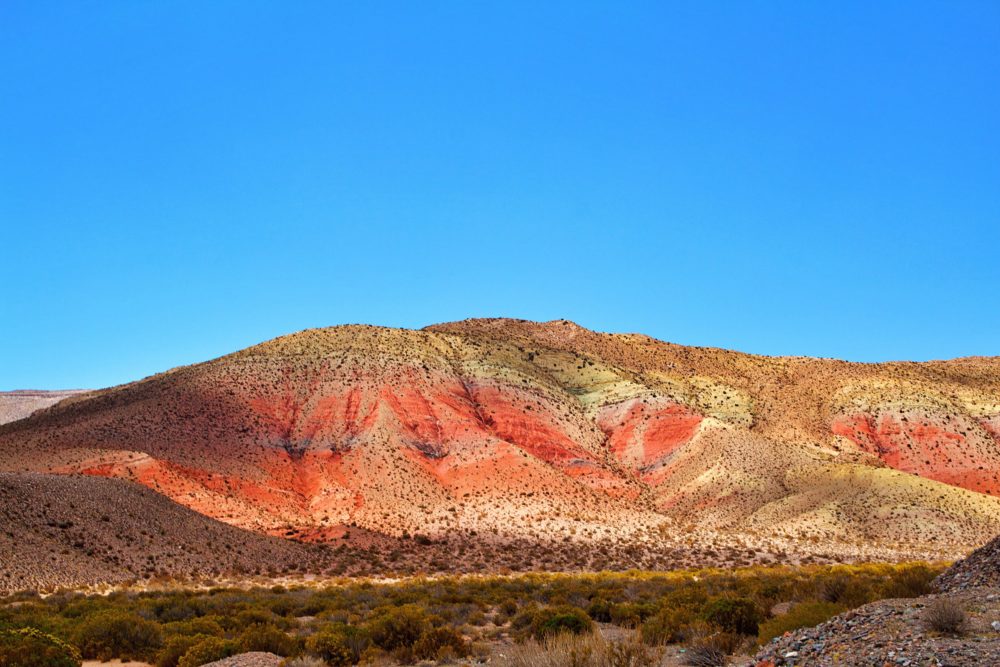 El pueblito del norte argentino que debes visitar sí o sí, con un impactante cerro de siete colores y hermosas artesanías