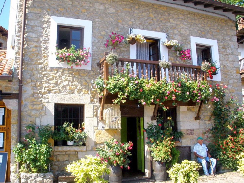 Santillana_del_Mar_01-1000x750 - El pueblito medieval a 30 minutos de Santander con hermosas casitas colmadas de flores y palacios barrocos
