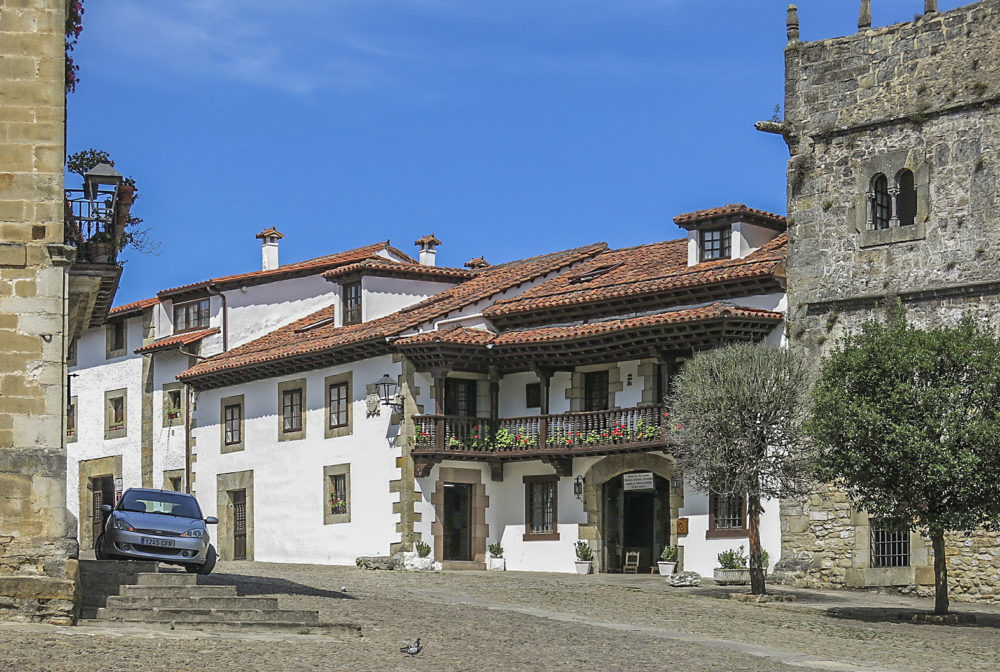 Street_in_Santillana_del_Mar_Palacio_de_Velarde-1000x672 - El pueblito medieval a 30 minutos de Santander con hermosas casitas colmadas de flores y palacios barrocos