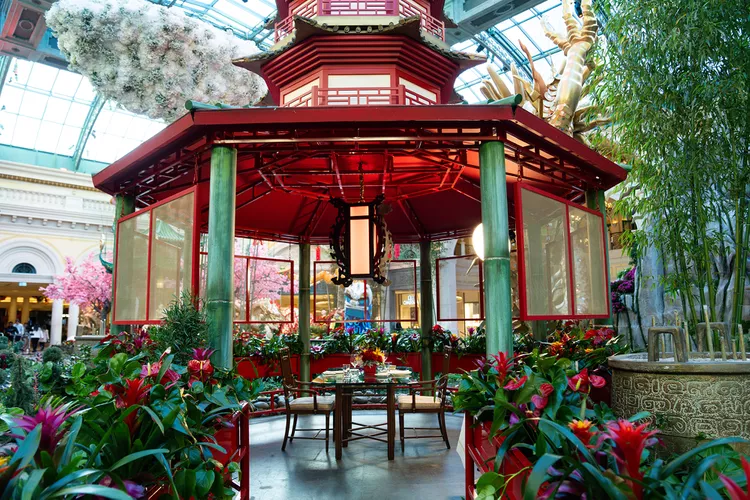 TAL-garden-table-bellagio-conservatory-year-of-the-dragon-LVLUNARNY0124-a44dd27c321042b29c6d5af2c225ed77 - Este hotel de Las Vegas celebra el Año Nuevo Lunar con una impresionante exhibición de 23 mil flores y 12 mil plantas