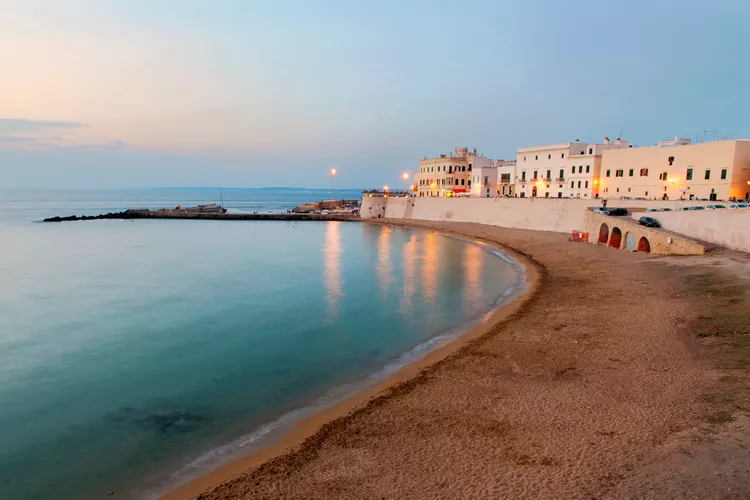 Esta ciudad italiana de color miel tiene calles empedradas, una escena vinícola discreta y playas impresionantes cerca