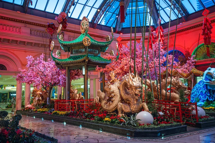 Este hotel de Las Vegas celebra el Año Nuevo Lunar con una impresionante exhibición de 23 mil flores y 12 mil plantas