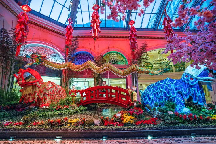TAL-year-of-the-dragon-bellagio-conservatory-LVLUNARNY0124-d95d4e4e9f3149dcadf7f2ff7c5db49f - Este hotel de Las Vegas celebra el Año Nuevo Lunar con una impresionante exhibición de 23 mil flores y 12 mil plantas