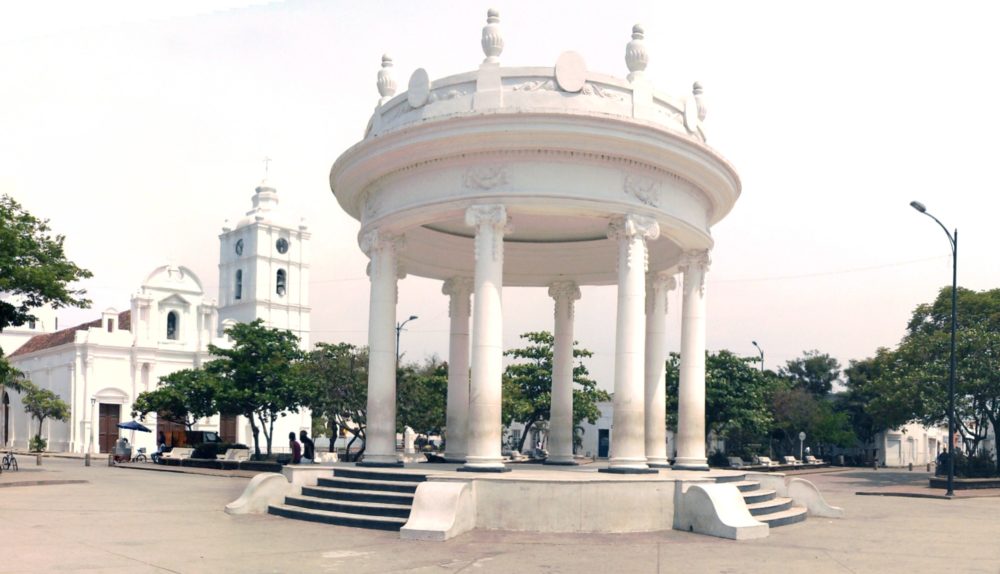 Templete_de_Cienaga_-_Plaza-1000x574 - El Pueblo Patrimonio de Colombia a orillas del mar Caribe con casas de ensueño, hermosas sierras y riquísimos platos con pescado