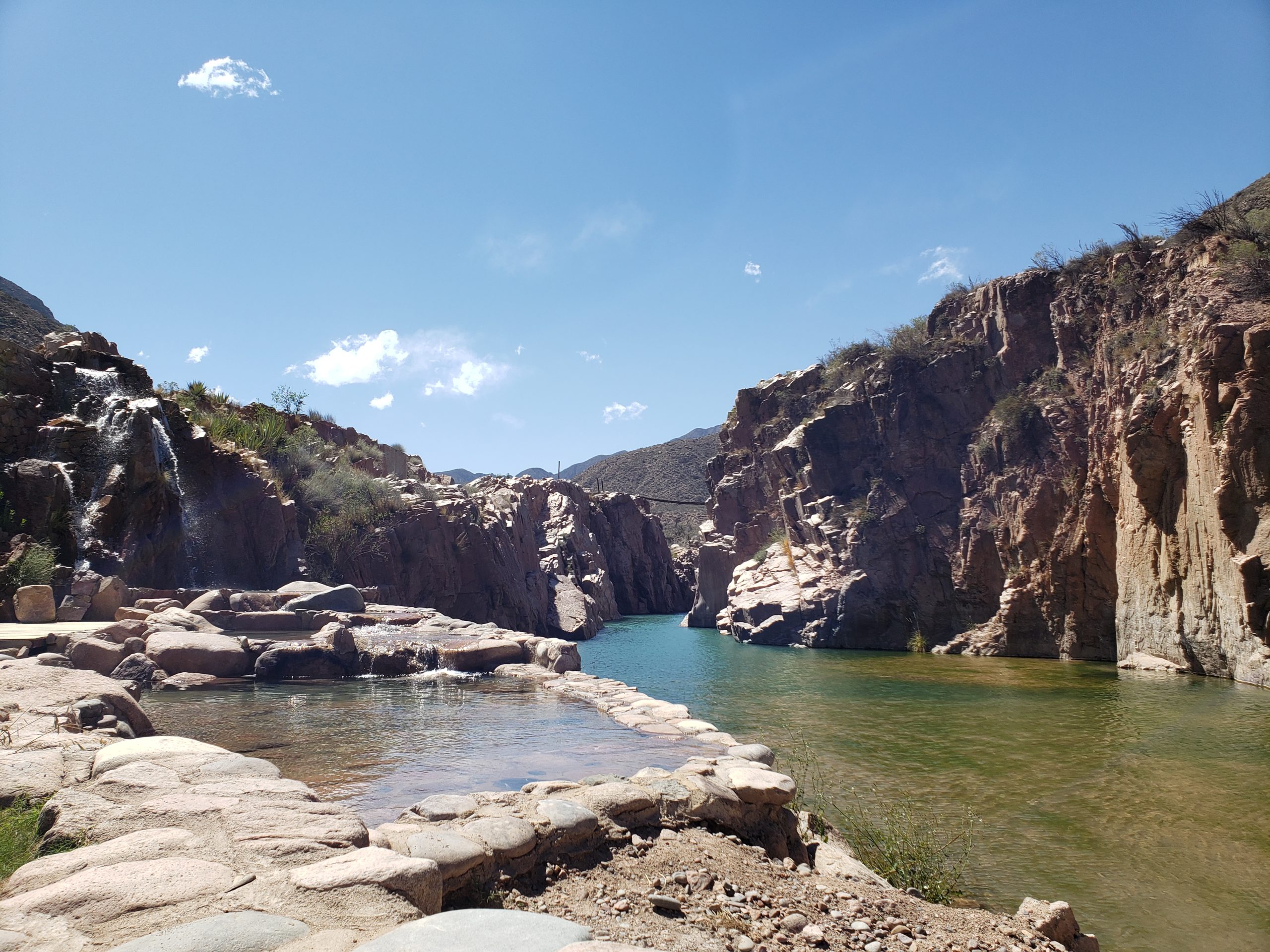El bonito complejo de aguas termales con vistas alucinantes de la Cordillera de los Andes en Argentina