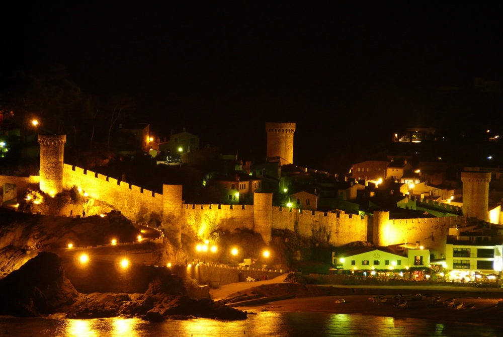 Tossa-de-mar-de-noche-1000x670 - El pueblo de cuento de hadas en la Costa Brava con preciosas murallas y playas alucinantes