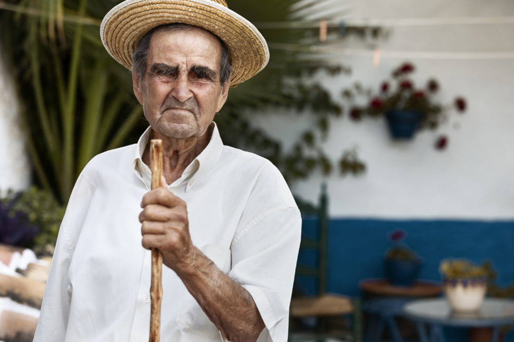 abuelo-pasando-tiempo-campo-1000x667 - El Pueblo Patrimonio de Colombia a orillas del mar Caribe con casas de ensueño, hermosas sierras y riquísimos platos con pescado
