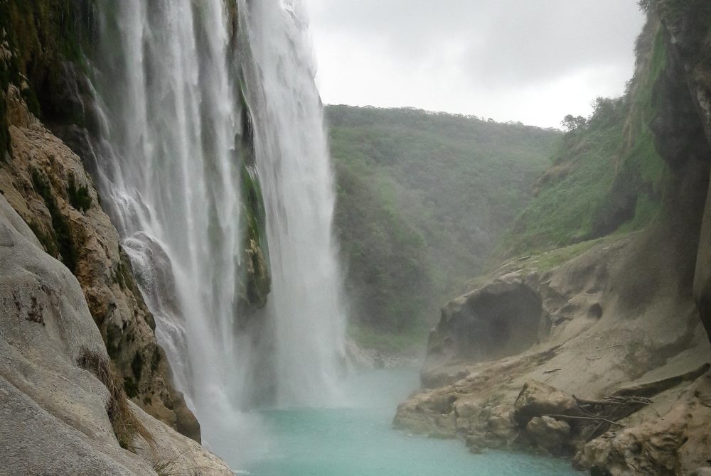 cascada-tamul-pexels-1000x670 - La bonita cascada de San Luis Potosí que te enamorará con sus aguas celestes y hermosos paisajes