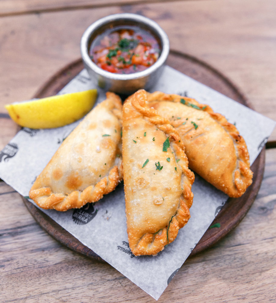 club-de-la-birra-empanadas-911x1000 - San Valentín: la guía definitiva para saber dónde cenar en Buenos Aires y sus alrededores