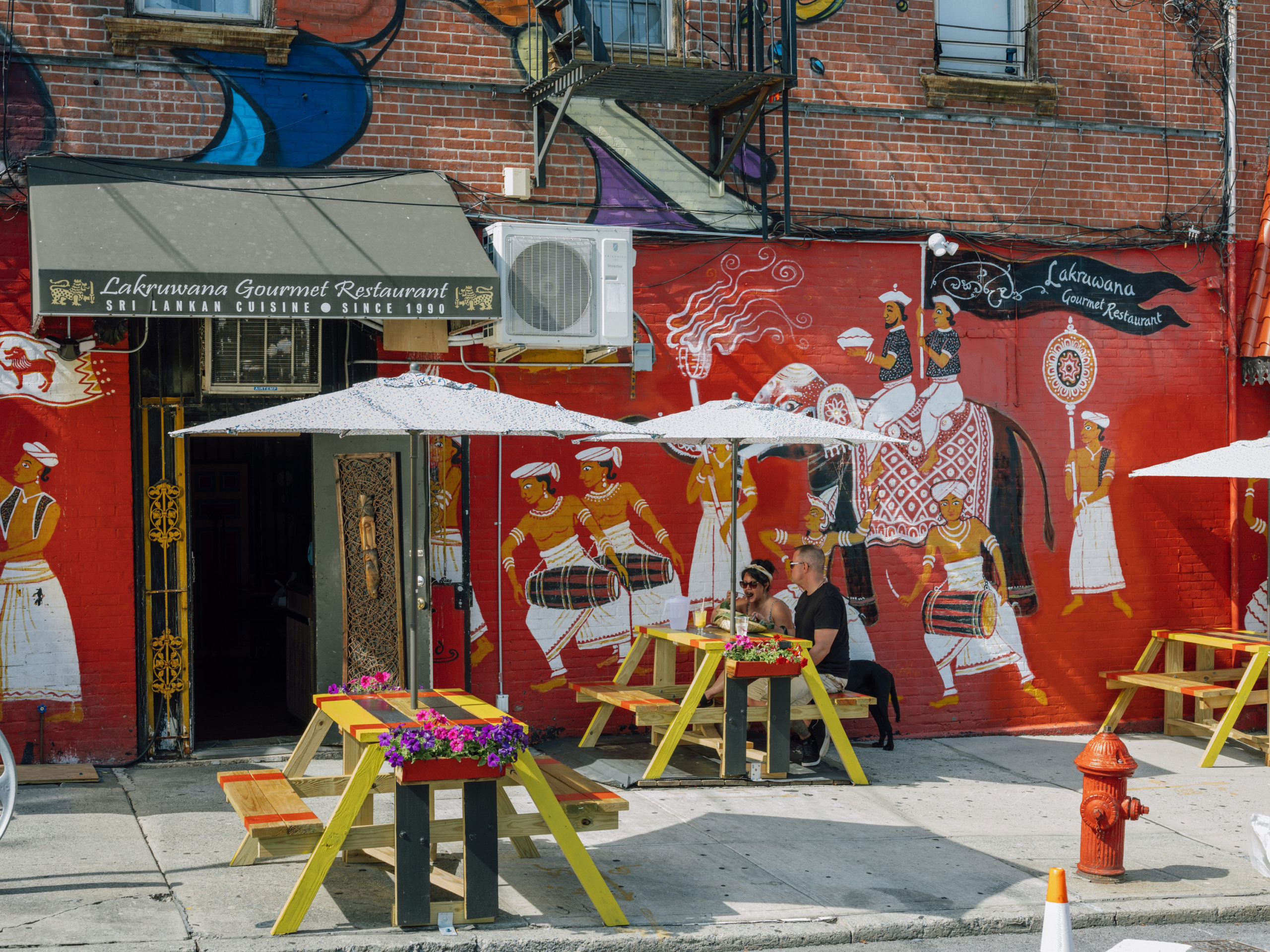 fachada_de_Lakruwana_Little_Sri_Lanka-scaled - Sumérgete y explora Staten Island como un verdadero neoyorquino