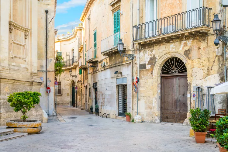 image-2 - Esta ciudad italiana de color miel tiene calles empedradas, una escena vinícola discreta y playas impresionantes cerca