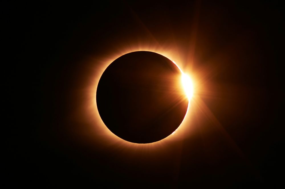 jongsun-lee-F-pSZO_jeE8-unsplash-1000x666 - Este hotel ofrecerá $5,000 dólares por capturar el eclipse solar de 2024 desde un helicóptero privado. Te decimos cómo aplicar