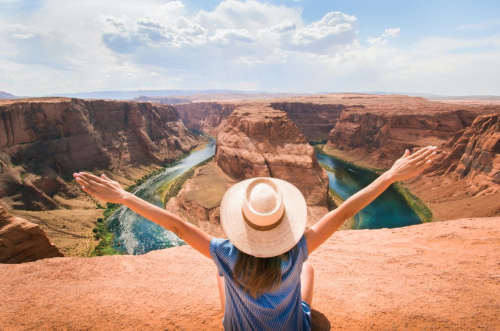 mujer_en_Horseshoe_Bend-1000x662 - 3 tesoros de Arizona que están fuera del Gran Cañón