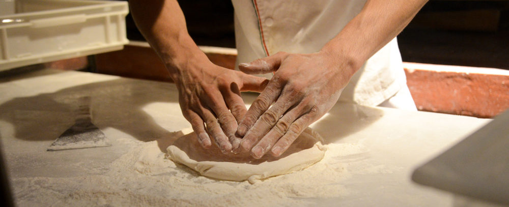 pizzeria-generica-manos-ciudad-buenos-aires-1000x407 - Las 3 mejores pizzerías tradicionales de la Ciudad de Buenos Aires