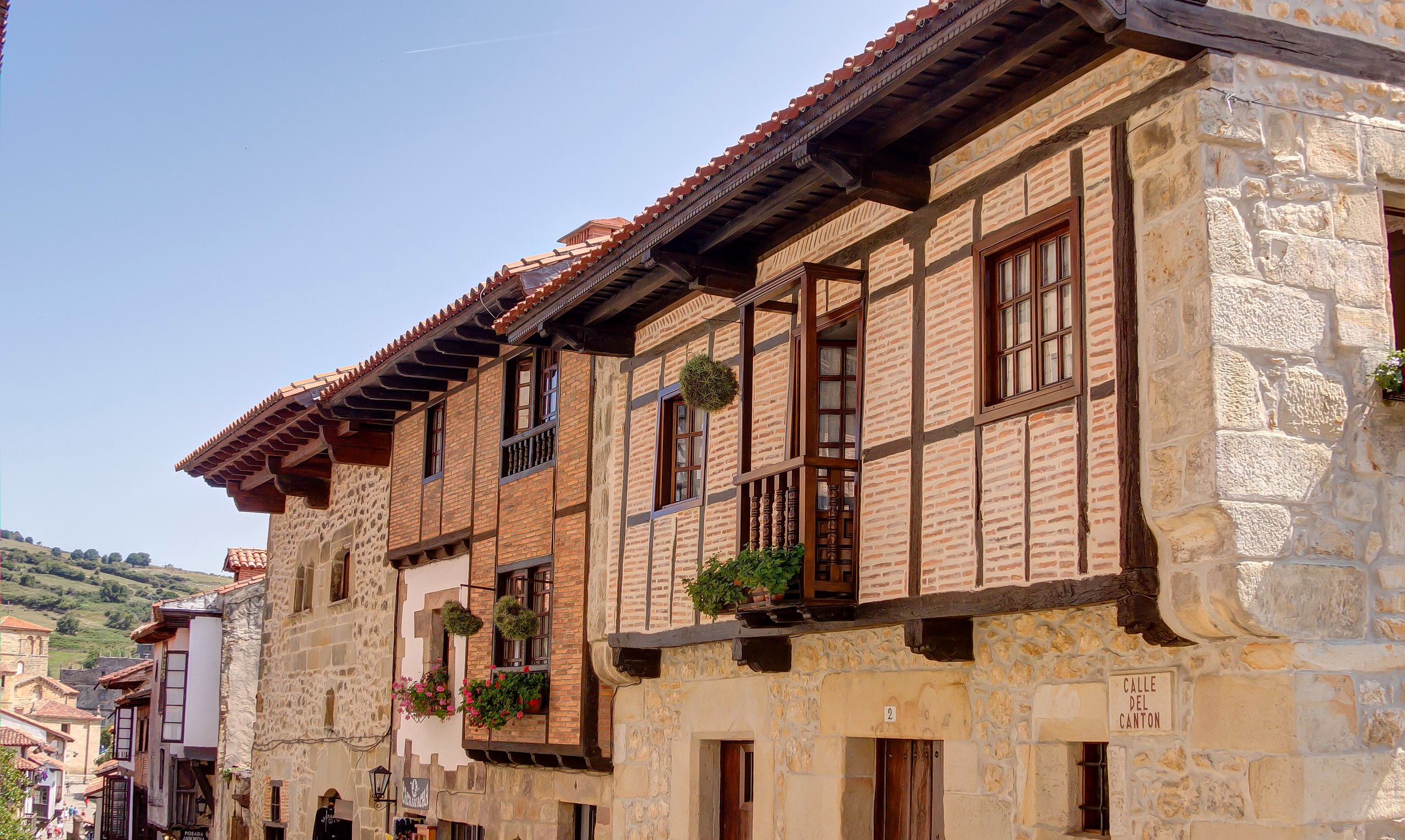 El pueblito medieval a 30 minutos de Santander con hermosas casitas colmadas de flores y palacios barrocos