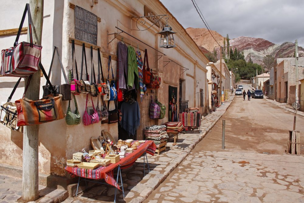 street-7955418_1920-1000x667 - El pueblito del norte argentino que debes visitar sí o sí, con un impactante cerro de siete colores y hermosas artesanías